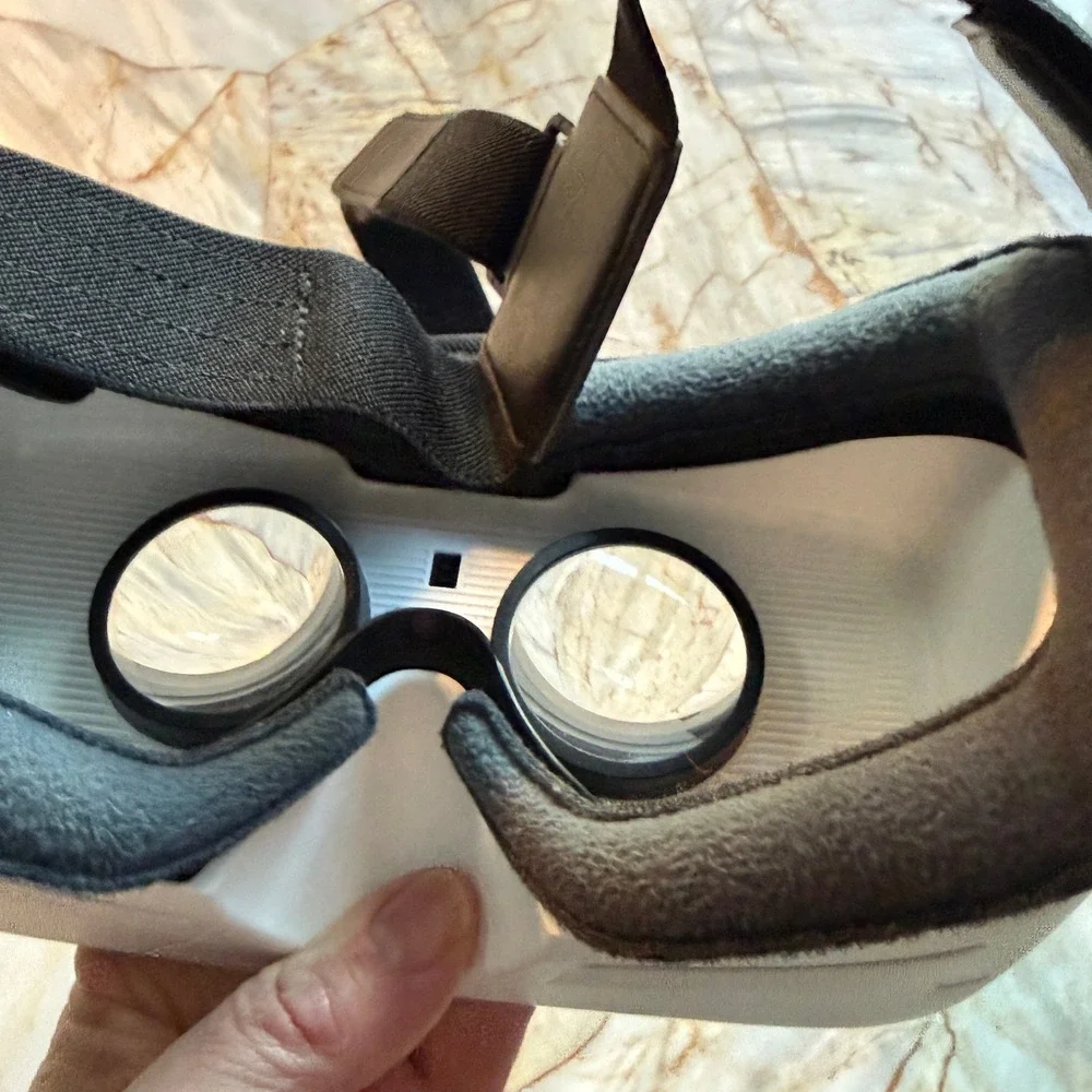 Samsung‎ Gear VR SM R322 Powered by Oculus Virtual Reality Headset White